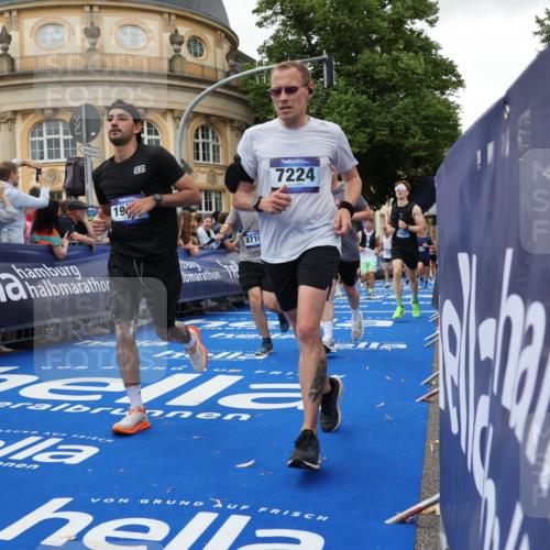 29.06.2025 - hella hamburg halbmarathon Strokosch-Dieckow http://msf.ph/oto/8295905 29.06.2025 10:51:48 Ziel 2396, 2818, 2823, 2880, 4297, 5102, 6286, 7224, 8710, 8819, 8856, 9793, 9959, 12224, 13799, 15427, 15690, 15727, 15831, 15899, 16907, 17682, 17815, 17962, 19053, 19137 meine-sportfotos.de