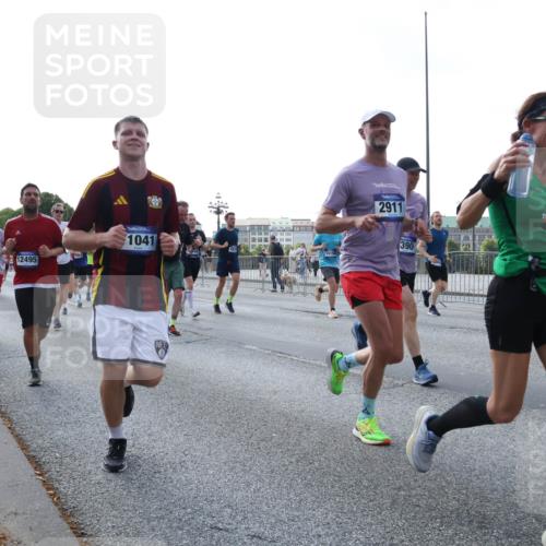 29.06.2025 - hella hamburg halbmarathon Lena Gebhardt http://msf.ph/oto/8295936 29.06.2025 09:59:12 Lombardsbrücke 1506, 12495, 2911, 1041, 15150, 390, 13792, 1319, 1366, 1410, 1485, 1506, 1595, 1715, 1719, 1946, 1951, 1972, 2282, 2741, 2840, 2911, 3037, 3112, 3334, 3715, 3952, 4467, 4839, 5077, 5299, 5391, 5420, 5457, 5458, 5465, 5492, 5866, 6294, 6390, 6399, 6414, 6415, 6416, 6629, 6657, 7033, 7037, 7082, 7129, 7130, 7232, 7369, 7395, 7732, 7833, 7864, 8068, 8322, 8509, 8542, 8639, 8652, 8721, 8772, 8798, 8929, 9655, 9727, 9770, 9884, 9903, 9922, 10020, 10266, 10488 meine-sportfotos.de