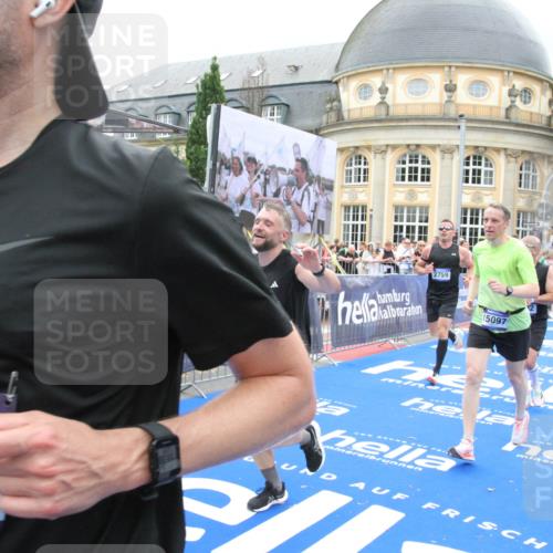 29.06.2025 - hella hamburg halbmarathon Michael Strokosch http://msf.ph/oto/8295945 29.06.2025 10:57:01 Ziel 1485, 1955, 2282, 2759, 4299, 5033, 6835, 8669, 11043, 11212, 11638, 14678, 15097, 16470, 16620, 18719, 19091 meine-sportfotos.de