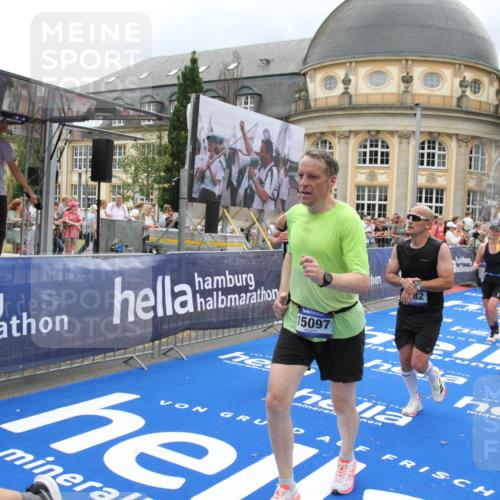 29.06.2025 - hella hamburg halbmarathon Michael Strokosch http://msf.ph/oto/8295962 29.06.2025 10:57:02 Ziel 1485, 2282, 2759, 4299, 5033, 8669, 11043, 11143, 11212, 11638, 14678, 15097, 16470, 16620, 18719, 19091 meine-sportfotos.de