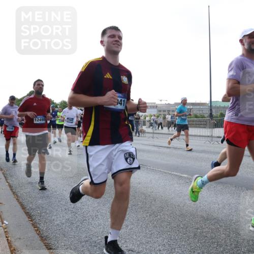 29.06.2025 - hella hamburg halbmarathon Lena Gebhardt http://msf.ph/oto/8295977 29.06.2025 09:59:12 Lombardsbrücke 1506, 12495, 17993, 41, 1319, 1366, 1410, 1485, 1506, 1595, 1715, 1719, 1946, 1951, 1972, 2282, 2741, 2840, 2911, 3037, 3112, 3334, 3715, 3952, 4467, 4839, 5077, 5299, 5391, 5420, 5457, 5458, 5465, 5492, 5866, 6294, 6390, 6399, 6414, 6415, 6416, 6629, 6657, 7033, 7037, 7082, 7129, 7130, 7232, 7369, 7395, 7732, 7833, 7864, 8068, 8322, 8509, 8542, 8639, 8652, 8721, 8772, 8798, 8929, 9655, 9727, 9770, 9884, 9903, 9922, 10020, 10266, 10488 meine-sportfotos.de