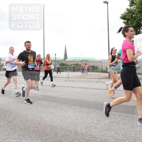 29.06.2025 - hella hamburg halbmarathon Lena Gebhardt http://msf.ph/oto/8296012 29.06.2025 10:56:06 Lombardsbrücke 5199, 639, 2793, 17038, 0413, 1113, 1738, 1909, 2095, 2793, 3101, 3244, 3257, 3268, 4083, 4265, 4354, 4470, 4473, 4836, 4896, 5220, 5222, 5306, 5575, 5580, 5693, 5757, 5994, 6055, 6056, 6113, 6257, 6494, 6594, 6968, 7025, 7028, 7516, 7616, 7969, 8005, 8110, 8305, 8517, 8527, 8532, 8533, 8648, 8766, 9383, 9435, 9548, 9606, 9838, 9861, 9865, 9948, 9953, 9956, 10436, 10438, 10449, 10593, 10640, 10740, 10784, 10987, 11903, 11962, 11963, 12695 meine-sportfotos.de