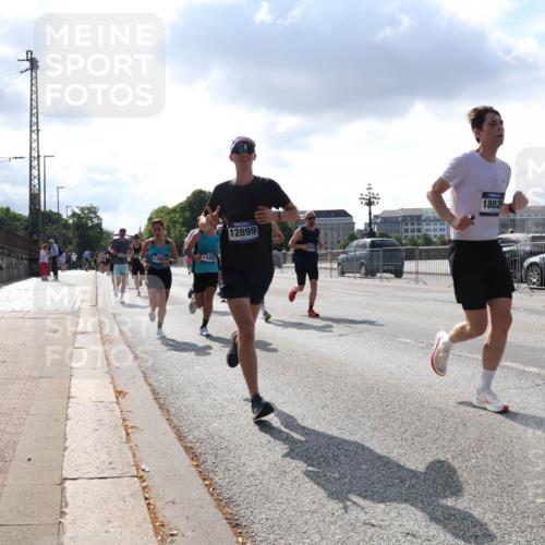 29.06.2025 - hella hamburg halbmarathon Lena Gebhardt http://msf.ph/oto/8296043 29.06.2025 09:46:43 Lombardsbrücke 13493, 12899, 1802, 1053, 1344, 1411, 1577, 1889, 2243, 3955, 4477, 4944, 5048, 5152, 5193, 5660, 6683, 7080, 7466, 7534, 7622, 7628, 7845, 7867, 7901, 8312, 8323, 8784, 8864, 8956, 10298, 10477, 10865, 10927, 10929, 11230, 11304, 11661, 11898, 12447, 12899, 12987, 13199, 13252, 13493, 13494, 13617, 13729, 13961, 14276, 14310, 14385, 15391, 15902, 16065, 16140, 16243, 16811, 16931, 16957, 17213 meine-sportfotos.de