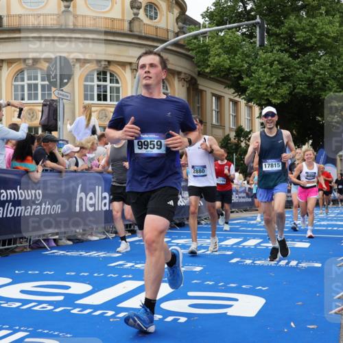 29.06.2025 - hella hamburg halbmarathon Strokosch-Dieckow http://msf.ph/oto/8296049 29.06.2025 10:51:53 Ziel 2396, 2818, 2823, 2880, 4033, 4297, 5102, 5336, 6390, 7130, 7409, 7724, 8413, 8710, 8856, 8977, 9793, 9959, 10057, 12224, 13799, 15356, 15427, 15690, 16907, 17815, 17962, 17978, 18869, 19137 meine-sportfotos.de