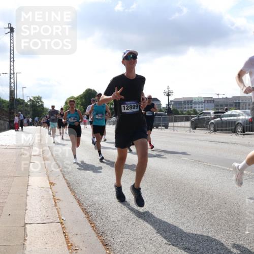 29.06.2025 - hella hamburg halbmarathon Lena Gebhardt http://msf.ph/oto/8296080 29.06.2025 09:46:43 Lombardsbrücke 13493, 13494, 12899, 18824, 18026, 1053, 1344, 1411, 1577, 1889, 2243, 3955, 4477, 4944, 5048, 5152, 5193, 5660, 6683, 7080, 7466, 7534, 7622, 7628, 7845, 7867, 7901, 8312, 8323, 8784, 8864, 8956, 10298, 10477, 10865, 10927, 10929, 11230, 11304, 11661, 11898, 12447, 12899, 12987, 13199, 13252, 13493, 13494, 13617, 13729, 13961, 14276, 14310, 14385, 15391, 15902, 16065, 16140, 16243, 16811, 16931, 16957, 17213 meine-sportfotos.de