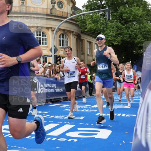 29.06.2025 - hella hamburg halbmarathon Strokosch-Dieckow http://msf.ph/oto/8296096 29.06.2025 10:51:53 Ziel 2396, 2818, 2823, 2880, 4033, 4297, 5102, 5336, 6390, 7130, 7409, 7724, 8413, 8710, 8856, 8977, 9793, 9959, 10057, 12224, 13799, 15356, 15427, 15690, 16907, 17815, 17962, 17978, 18869, 19137 meine-sportfotos.de