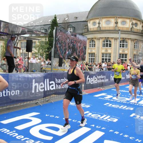 29.06.2025 - hella hamburg halbmarathon Michael Strokosch http://msf.ph/oto/8296135 29.06.2025 10:57:03 Ziel 1485, 2282, 2759, 4299, 5033, 8669, 11043, 11143, 11212, 11638, 14678, 15097, 16470, 16620, 16909, 18719, 19091 meine-sportfotos.de
