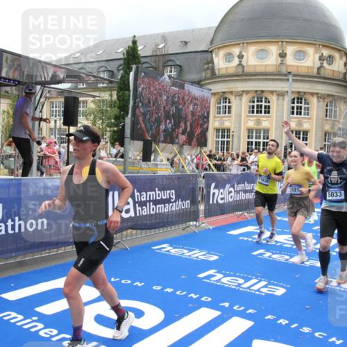 29.06.2025 - hella hamburg halbmarathon Michael Strokosch http://msf.ph/oto/8296139 29.06.2025 10:57:04 Ziel 1485, 2282, 2759, 4299, 5033, 8669, 11043, 11143, 11212, 11638, 13691, 14408, 14678, 15097, 16470, 16909, 18719, 19091 meine-sportfotos.de