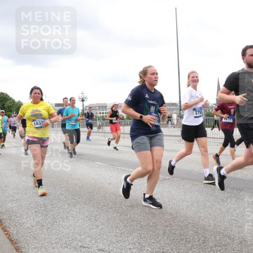 29.06.2025 - hella hamburg halbmarathon Lena Gebhardt http://msf.ph/oto/8296267 29.06.2025 10:56:07 Lombardsbrücke 14221, 8532, 1633, 15199, 2793, 1703, 1113, 1738, 1909, 2095, 2793, 2915, 3101, 3244, 3257, 3268, 4083, 4265, 4354, 4470, 4473, 4836, 4896, 5220, 5222, 5306, 5575, 5580, 5693, 5757, 5994, 6055, 6056, 6113, 6257, 6494, 6594, 6690, 6968, 7025, 7028, 7516, 7616, 7969, 8005, 8110, 8305, 8517, 8527, 8532, 8533, 8648, 8766, 9383, 9435, 9548, 9606, 9838, 9861, 9865, 9948, 9953, 9956, 10436, 10438, 10449, 10593, 10640, 10740, 10784, 10987, 11903, 11962, 11963, 12695 meine-sportfotos.de