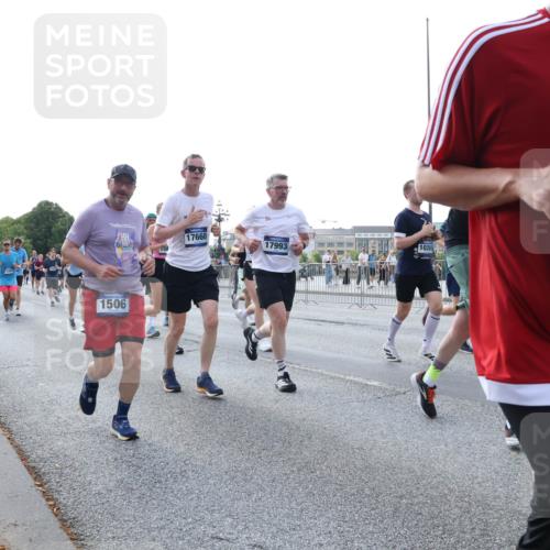 29.06.2025 - hella hamburg halbmarathon Lena Gebhardt http://msf.ph/oto/8296279 29.06.2025 09:59:14 Lombardsbrücke 1506, 17660, 158, 17993, 10266, 12495, 1319, 1366, 1410, 1485, 1506, 1595, 1642, 1715, 1719, 1972, 2282, 2630, 2741, 2911, 3037, 3112, 3334, 3715, 3952, 4467, 4839, 5299, 5391, 5420, 5457, 5458, 5465, 5492, 5866, 6294, 6390, 6399, 6414, 6415, 6416, 6629, 6657, 7033, 7037, 7129, 7130, 7232, 7369, 7395, 7732, 7833, 7864, 8068, 8322, 8509, 8542, 8639, 8652, 8721, 8772, 8798, 8929, 9655, 9727, 9770, 9884, 9903, 9922, 10020, 10266, 10488 meine-sportfotos.de