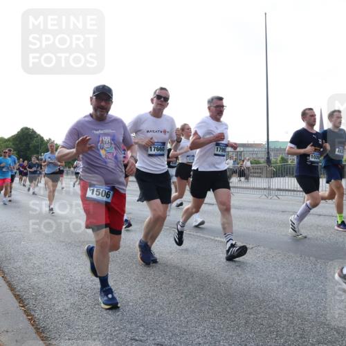 29.06.2025 - hella hamburg halbmarathon Lena Gebhardt http://msf.ph/oto/8296294 29.06.2025 09:59:14 Lombardsbrücke 7033, 1506, 17660, 549, 1719, 17993, 1026, 483, 1633, 1319, 1366, 1410, 1485, 1506, 1595, 1642, 1715, 1719, 1972, 2282, 2630, 2741, 2911, 3037, 3112, 3334, 3715, 3952, 4467, 4839, 5299, 5391, 5420, 5457, 5458, 5465, 5492, 5866, 6294, 6390, 6399, 6414, 6415, 6416, 6629, 6657, 7033, 7037, 7129, 7130, 7232, 7369, 7395, 7732, 7833, 7864, 8068, 8322, 8509, 8542, 8639, 8652, 8721, 8772, 8798, 8929, 9655, 9727, 9770, 9884, 9903, 9922, 10020, 10266, 10488 meine-sportfotos.de