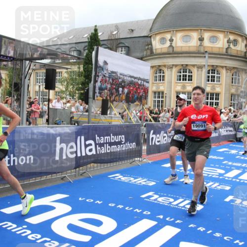 29.06.2025 - hella hamburg halbmarathon Michael Strokosch http://msf.ph/oto/8296354 29.06.2025 10:57:06 Ziel 1485, 4261, 4299, 5033, 8669, 11143, 11212, 11638, 13691, 14408, 14588, 14678, 16470, 16909, 17617, 18208, 18719, 19091 meine-sportfotos.de