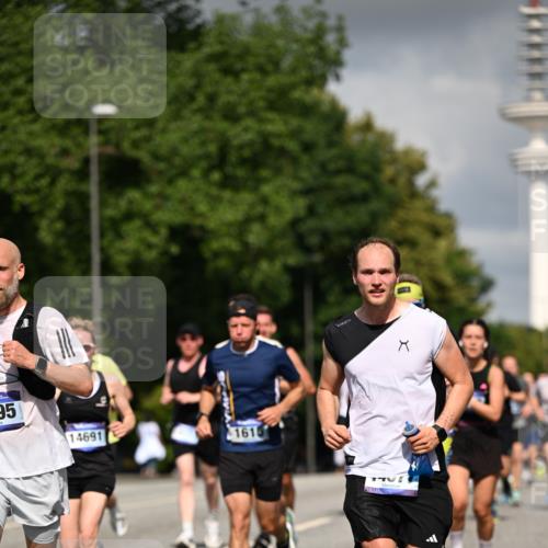 29.06.2025 - hella hamburg halbmarathon Dr. Thomas Lammeyer http://msf.ph/oto/8296373 29.06.2025 09:53:36 Kennedybrücke 1615, 1675, 1800, 1803, 1975, 2324, 2415, 2568, 2826, 2949, 3332, 3431, 3530, 4303, 4425, 4528, 5248, 5409, 5436, 5791, 5803, 6529, 6682, 7495, 7774, 7796, 8629, 8925, 9017, 9294, 9302, 9711, 9979, 10894 meine-sportfotos.de