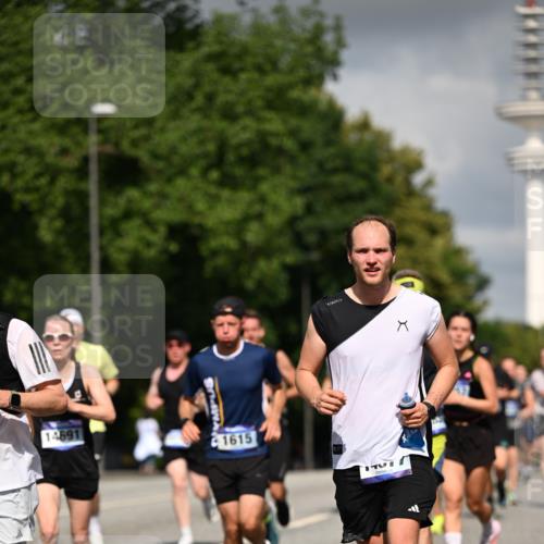 29.06.2025 - hella hamburg halbmarathon Dr. Thomas Lammeyer http://msf.ph/oto/8296381 29.06.2025 09:53:36 Kennedybrücke 1615, 1675, 1800, 1803, 1975, 2324, 2415, 2568, 2826, 2949, 3332, 3431, 3530, 4303, 4425, 4528, 5248, 5409, 5436, 5791, 5803, 6529, 6682, 7495, 7774, 7796, 8629, 8925, 9017, 9294, 9302, 9711, 9979, 10894 meine-sportfotos.de
