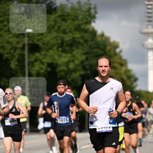 29.06.2025 - hella hamburg halbmarathon Dr. Thomas Lammeyer http://msf.ph/oto/8296398 29.06.2025 09:53:36 Kennedybrücke 1615, 1675, 1800, 1803, 1975, 2324, 2415, 2568, 2826, 2949, 3332, 3431, 3530, 4303, 4425, 4528, 5248, 5409, 5436, 5791, 5803, 6529, 6682, 7495, 7774, 7796, 8629, 8925, 9017, 9294, 9302, 9711, 9979, 10894 meine-sportfotos.de