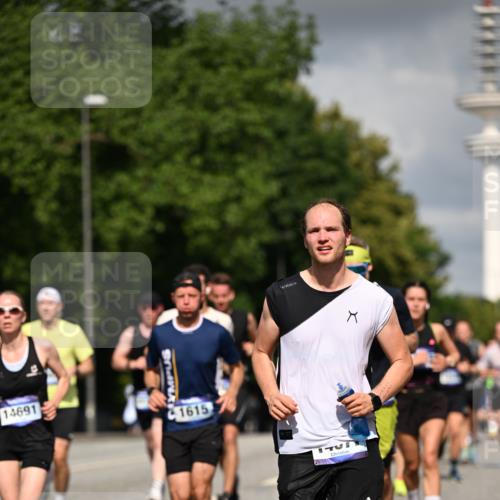 29.06.2025 - hella hamburg halbmarathon Dr. Thomas Lammeyer http://msf.ph/oto/8296413 29.06.2025 09:53:36 Kennedybrücke 1615, 1675, 1800, 1803, 1975, 2324, 2415, 2568, 2826, 2949, 3332, 3431, 3530, 4303, 4425, 4528, 5248, 5409, 5436, 5791, 5803, 6529, 6682, 7495, 7774, 7796, 8629, 8925, 9017, 9294, 9302, 9711, 9979, 10894 meine-sportfotos.de