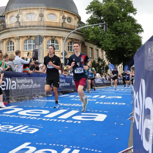 29.06.2025 - hella hamburg halbmarathon Strokosch-Dieckow http://msf.ph/oto/8296473 29.06.2025 10:52:03 Ziel 1482, 2397, 2595, 4033, 5093, 5336, 5378, 6390, 6897, 7130, 7409, 7724, 7732, 8413, 8977, 9082, 10057, 12580, 13726, 14248, 15356, 15506, 15829, 16179, 16320, 16666, 17033, 17978, 18801, 18869 meine-sportfotos.de