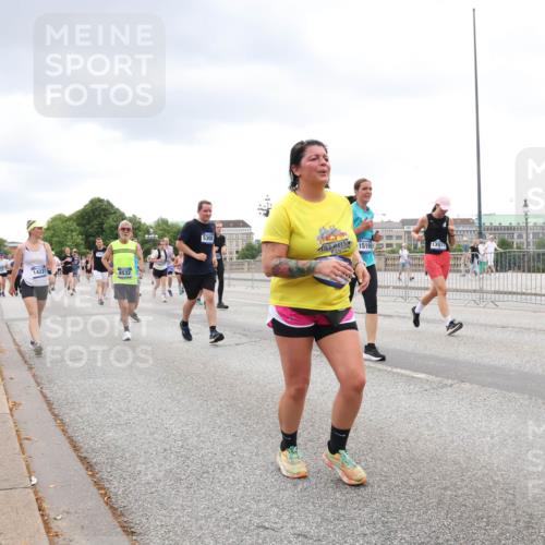 29.06.2025 - hella hamburg halbmarathon Lena Gebhardt http://msf.ph/oto/8296479 29.06.2025 10:56:08 Lombardsbrücke 14221, 8532, 15199, 13627, 1113, 1738, 1909, 2095, 2793, 2915, 3101, 3244, 3257, 3268, 4083, 4265, 4354, 4470, 4473, 4836, 4896, 5220, 5222, 5306, 5575, 5580, 5693, 5757, 5994, 6055, 6056, 6113, 6257, 6494, 6594, 6690, 6968, 7025, 7028, 7090, 7516, 7616, 7969, 8005, 8110, 8305, 8517, 8527, 8532, 8533, 8648, 8766, 9383, 9435, 9548, 9606, 9838, 9861, 9865, 9948, 9953, 9956, 10436, 10438, 10449, 10593, 10640, 10740, 10784, 10987, 11903, 11962, 11963, 12695 meine-sportfotos.de