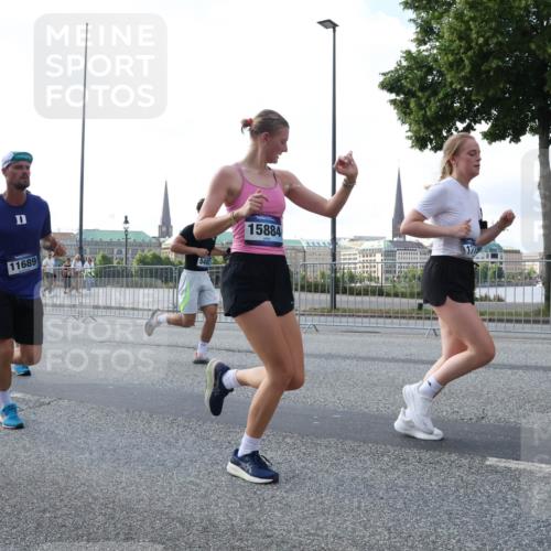 29.06.2025 - hella hamburg halbmarathon Lena Gebhardt http://msf.ph/oto/8296505 29.06.2025 09:59:16 Lombardsbrücke 15884, 11689, 1319, 1366, 1410, 1485, 1506, 1595, 1642, 1715, 1719, 1972, 2282, 2630, 2741, 2911, 3037, 3112, 3334, 3715, 4467, 4839, 5299, 5391, 5420, 5457, 5458, 5465, 5492, 5866, 6294, 6390, 6399, 6414, 6415, 6416, 6629, 7033, 7037, 7129, 7130, 7232, 7395, 7732, 7833, 7864, 8068, 8322, 8509, 8542, 8652, 8721, 8772, 8798, 8929, 9655, 9727, 9770, 9884, 9903, 9922, 10020, 10266, 10488 meine-sportfotos.de