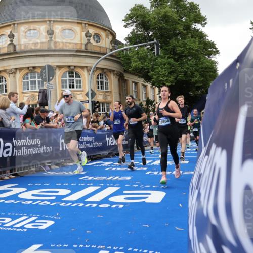 29.06.2025 - hella hamburg halbmarathon Strokosch-Dieckow http://msf.ph/oto/8296536 29.06.2025 10:52:07 Ziel 1482, 2397, 2595, 4837, 5032, 5087, 5093, 5336, 5378, 5482, 6897, 7732, 9082, 12135, 12580, 13726, 14248, 14300, 15275, 15356, 15506, 15829, 16003, 16179, 16320, 16591, 16666, 17033, 17130, 18475, 18801 meine-sportfotos.de