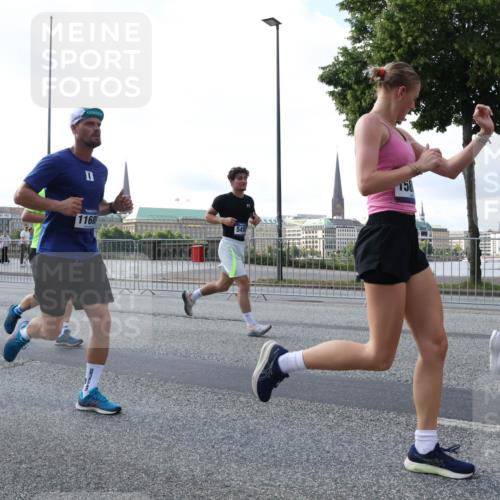 29.06.2025 - hella hamburg halbmarathon Lena Gebhardt http://msf.ph/oto/8296546 29.06.2025 09:59:16 Lombardsbrücke 703, 1168, 549, 1319, 1366, 1410, 1485, 1506, 1595, 1642, 1715, 1719, 1972, 2282, 2630, 2741, 2911, 3037, 3112, 3334, 3715, 4467, 4839, 5299, 5391, 5420, 5457, 5458, 5465, 5492, 5866, 6294, 6390, 6399, 6414, 6415, 6416, 6629, 7033, 7037, 7129, 7130, 7232, 7395, 7732, 7833, 7864, 8068, 8322, 8509, 8542, 8652, 8721, 8772, 8798, 8929, 9655, 9727, 9770, 9884, 9903, 9922, 10020, 10266, 10488 meine-sportfotos.de