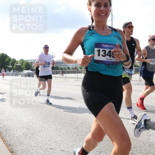 29.06.2025 - hella hamburg halbmarathon Lena Gebhardt http://msf.ph/oto/8296559 29.06.2025 09:46:45 Lombardsbrücke 10477, 3199, 1349, 17137, 882, 1053, 1344, 1411, 1577, 1889, 2243, 3955, 4477, 4944, 5048, 5152, 5193, 5660, 6683, 7080, 7466, 7534, 7622, 7628, 7867, 7901, 8312, 8323, 8784, 8864, 10298, 10477, 10865, 10927, 10929, 11230, 11304, 11661, 11898, 12447, 12899, 12987, 13199, 13252, 13493, 13494, 13617, 13729, 13961, 14069, 14276, 14310, 14385, 15902, 16065, 16140, 16243, 16811, 16931, 16957, 17213 meine-sportfotos.de