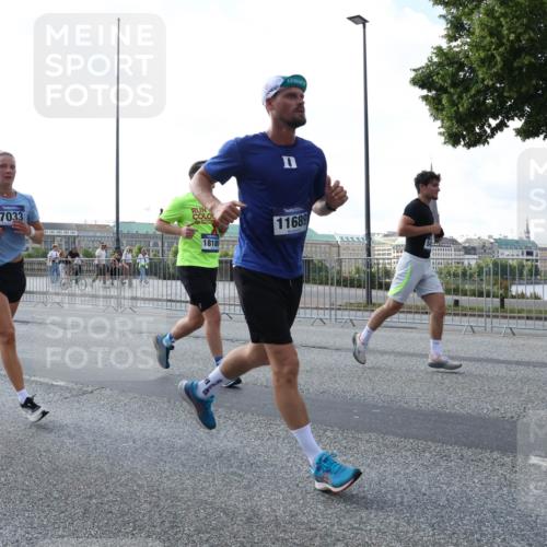 29.06.2025 - hella hamburg halbmarathon Lena Gebhardt http://msf.ph/oto/8296579 29.06.2025 09:59:16 Lombardsbrücke 7033, 18180, 11689, 1319, 1366, 1410, 1485, 1506, 1595, 1642, 1715, 1719, 1972, 2282, 2630, 2741, 2911, 3037, 3112, 3334, 3715, 4467, 4839, 5299, 5391, 5420, 5457, 5458, 5465, 5492, 5866, 6294, 6390, 6399, 6414, 6415, 6416, 6629, 7033, 7037, 7129, 7130, 7232, 7395, 7732, 7833, 7864, 8068, 8322, 8509, 8542, 8652, 8721, 8772, 8798, 8929, 9655, 9727, 9770, 9884, 9903, 9922, 10020, 10266, 10488 meine-sportfotos.de