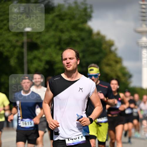 29.06.2025 - hella hamburg halbmarathon Dr. Thomas Lammeyer http://msf.ph/oto/8296585 29.06.2025 09:53:37 Kennedybrücke 1615, 1675, 1800, 1803, 1975, 2324, 2415, 2568, 2826, 2949, 3332, 3431, 3530, 4303, 4425, 4528, 5248, 5409, 5436, 5791, 5803, 6529, 6682, 7495, 7774, 7796, 8629, 8925, 9017, 9294, 9302, 9711, 9979, 10894 meine-sportfotos.de