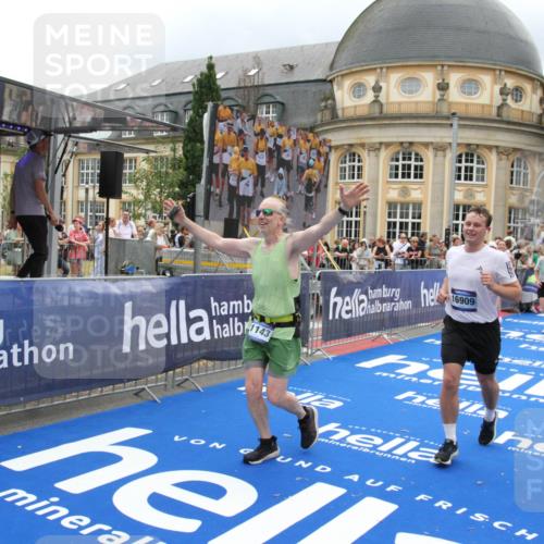 29.06.2025 - hella hamburg halbmarathon Michael Strokosch http://msf.ph/oto/8296603 29.06.2025 10:57:09 Ziel 1485, 4261, 4299, 11143, 13691, 14139, 14408, 14588, 15726, 16909, 17617, 18208, 18719, 19091 meine-sportfotos.de