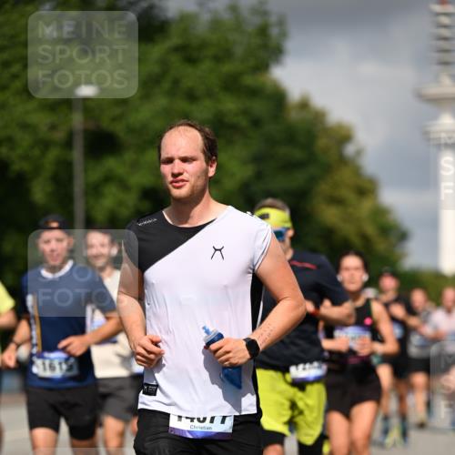 29.06.2025 - hella hamburg halbmarathon Dr. Thomas Lammeyer http://msf.ph/oto/8296618 29.06.2025 09:53:37 Kennedybrücke 1615, 1675, 1800, 1803, 1975, 2324, 2415, 2568, 2826, 2949, 3332, 3431, 3530, 4303, 4425, 4528, 5248, 5409, 5436, 5791, 5803, 6529, 6682, 7495, 7774, 7796, 8629, 8925, 9017, 9294, 9302, 9711, 9979, 10894 meine-sportfotos.de