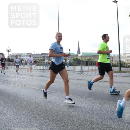 29.06.2025 - hella hamburg halbmarathon Lena Gebhardt http://msf.ph/oto/8296630 29.06.2025 09:59:16 Lombardsbrücke 1585, 11068, 8509, 7130, 1818, 116, 1319, 1366, 1410, 1485, 1506, 1595, 1642, 1715, 1719, 1972, 2282, 2630, 2741, 2911, 3037, 3112, 3334, 3715, 4467, 4839, 5299, 5391, 5420, 5457, 5458, 5465, 5492, 5866, 6294, 6390, 6399, 6414, 6415, 6416, 6629, 7033, 7037, 7129, 7130, 7232, 7395, 7732, 7833, 7864, 8068, 8322, 8509, 8542, 8652, 8721, 8772, 8798, 8929, 9655, 9727, 9770, 9884, 9903, 9922, 10020, 10266, 10488 meine-sportfotos.de