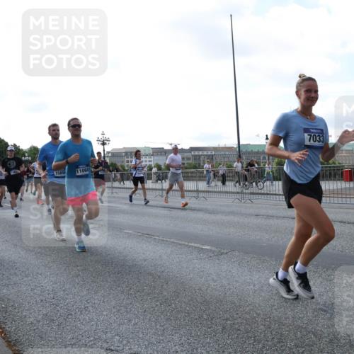 29.06.2025 - hella hamburg halbmarathon Lena Gebhardt http://msf.ph/oto/8296650 29.06.2025 09:59:17 Lombardsbrücke 18587, 15856, 11068, 7033, 1319, 1366, 1410, 1485, 1506, 1595, 1642, 1715, 1719, 1972, 2282, 2630, 2741, 2911, 3037, 3112, 3334, 3715, 4467, 4839, 5299, 5391, 5420, 5457, 5458, 5465, 5492, 5866, 6294, 6390, 6399, 6414, 6415, 6416, 6629, 7033, 7037, 7129, 7130, 7232, 7395, 7732, 7833, 7864, 8068, 8509, 8520, 8542, 8652, 8721, 8772, 8798, 8846, 8929, 9488, 9655, 9727, 9770, 9884, 9903, 9922, 10020, 10266, 10488 meine-sportfotos.de