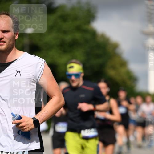 29.06.2025 - hella hamburg halbmarathon Dr. Thomas Lammeyer http://msf.ph/oto/8296682 29.06.2025 09:53:38 Kennedybrücke 1615, 1675, 1803, 1975, 2324, 2415, 2568, 2826, 2949, 3332, 3431, 3530, 4303, 4425, 4528, 4823, 5409, 5436, 5791, 5803, 6458, 6529, 6682, 7495, 7774, 7796, 8450, 8629, 8925, 9017, 9294, 9302, 9711, 9979, 10894, 11379 meine-sportfotos.de