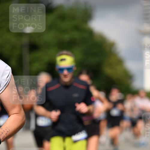 29.06.2025 - hella hamburg halbmarathon Dr. Thomas Lammeyer http://msf.ph/oto/8296705 29.06.2025 09:53:38 Kennedybrücke 1615, 1675, 1803, 1975, 2324, 2415, 2568, 2826, 2949, 3332, 3431, 3530, 4303, 4425, 4528, 4823, 5409, 5436, 5791, 5803, 6458, 6529, 6682, 7495, 7774, 7796, 8450, 8629, 8925, 9017, 9294, 9302, 9711, 9979, 10894, 11379 meine-sportfotos.de