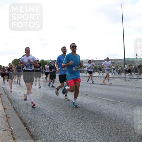 29.06.2025 - hella hamburg halbmarathon Lena Gebhardt http://msf.ph/oto/8296709 29.06.2025 09:59:17 Lombardsbrücke 4467, 17603, 18587, 158, 10519, 11068, 1319, 1366, 1410, 1485, 1506, 1595, 1642, 1715, 1719, 1972, 2282, 2630, 2741, 2911, 3037, 3112, 3334, 3715, 4467, 4839, 5299, 5391, 5420, 5457, 5458, 5465, 5492, 5866, 6294, 6390, 6399, 6414, 6415, 6416, 6629, 7033, 7037, 7129, 7130, 7232, 7395, 7732, 7833, 7864, 8068, 8509, 8520, 8542, 8652, 8721, 8772, 8798, 8846, 8929, 9488, 9655, 9727, 9770, 9884, 9903, 9922, 10020, 10266, 10488 meine-sportfotos.de