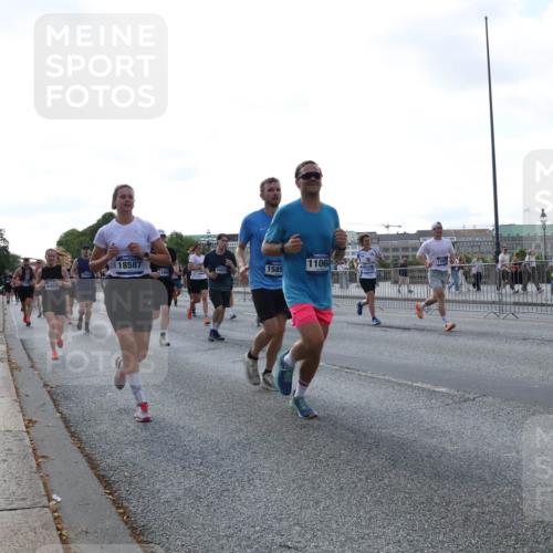 29.06.2025 - hella hamburg halbmarathon Lena Gebhardt http://msf.ph/oto/8296739 29.06.2025 09:59:17 Lombardsbrücke 18587, 11068, 17603, 12406, 10519, 1585, 4467, 1319, 1366, 1410, 1485, 1506, 1595, 1642, 1715, 1719, 1972, 2282, 2630, 2741, 2911, 3037, 3112, 3334, 3715, 4467, 4839, 5299, 5391, 5420, 5457, 5458, 5465, 5492, 5866, 6294, 6390, 6399, 6414, 6415, 6416, 6629, 7033, 7037, 7129, 7130, 7232, 7395, 7732, 7833, 7864, 8068, 8509, 8520, 8542, 8652, 8721, 8772, 8798, 8846, 8929, 9488, 9655, 9727, 9770, 9884, 9903, 9922, 10020, 10266, 10488 meine-sportfotos.de
