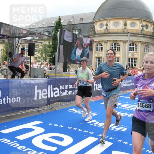 29.06.2025 - hella hamburg halbmarathon Michael Strokosch http://msf.ph/oto/8296785 29.06.2025 10:57:12 Ziel 1387, 1877, 4167, 4261, 9884, 11612, 13691, 13750, 14139, 14408, 14588, 15110, 15726, 16909, 17617, 18208, 19184 meine-sportfotos.de