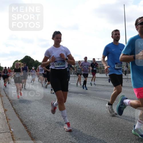 29.06.2025 - hella hamburg halbmarathon Lena Gebhardt http://msf.ph/oto/8296811 29.06.2025 09:59:18 Lombardsbrücke 4467, 18587, 519, 8509, 15856, 1106, 1319, 1334, 1366, 1410, 1485, 1506, 1595, 1642, 1715, 1719, 1972, 2282, 2630, 2741, 2911, 3037, 3112, 3334, 3715, 4467, 4839, 5299, 5391, 5420, 5457, 5458, 5465, 5492, 5866, 6390, 6399, 6414, 6415, 6416, 6629, 7033, 7037, 7129, 7130, 7232, 7395, 7732, 7833, 7864, 8068, 8509, 8520, 8542, 8652, 8721, 8772, 8798, 8846, 8929, 9488, 9655, 9727, 9770, 9884, 9903, 9907, 9922, 10020, 10266, 10488 meine-sportfotos.de