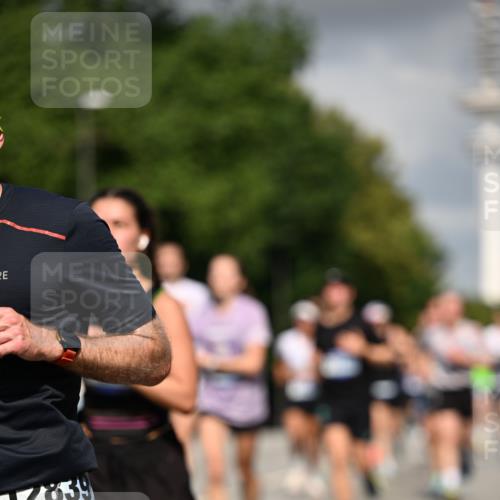 29.06.2025 - hella hamburg halbmarathon Dr. Thomas Lammeyer http://msf.ph/oto/8296823 29.06.2025 09:53:39 Kennedybrücke 1615, 1675, 1803, 1975, 2324, 2415, 2568, 2826, 2949, 3332, 3431, 3530, 4303, 4425, 4528, 4823, 5409, 5436, 5791, 5803, 6458, 6529, 6682, 7495, 7774, 7796, 8450, 8629, 8925, 9017, 9294, 9302, 9711, 9979, 10894, 11379 meine-sportfotos.de