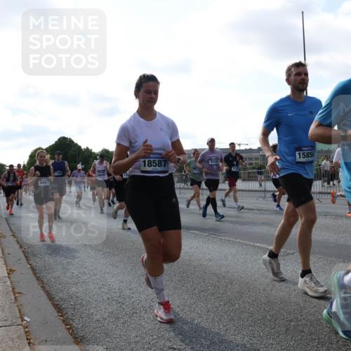 29.06.2025 - hella hamburg halbmarathon Lena Gebhardt http://msf.ph/oto/8296840 29.06.2025 09:59:18 Lombardsbrücke 5, 4467, 17603, 18587, 8509, 7129, 15856, 1106, 1319, 1334, 1366, 1410, 1485, 1506, 1595, 1642, 1715, 1719, 1972, 2282, 2630, 2741, 2911, 3037, 3112, 3334, 3715, 4467, 4839, 5299, 5391, 5420, 5457, 5458, 5465, 5492, 5866, 6390, 6399, 6414, 6415, 6416, 6629, 7033, 7037, 7129, 7130, 7232, 7395, 7732, 7833, 7864, 8068, 8509, 8520, 8542, 8652, 8721, 8772, 8798, 8846, 8929, 9488, 9655, 9727, 9770, 9884, 9903, 9907, 9922, 10020, 10266, 10488 meine-sportfotos.de