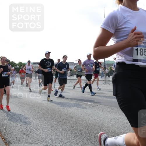 29.06.2025 - hella hamburg halbmarathon Lena Gebhardt http://msf.ph/oto/8296911 29.06.2025 09:59:19 Lombardsbrücke 12186, 446, 545, 8509, 2406, 10519, 7129, 7130, 18587, 1162, 1319, 1334, 1366, 1410, 1485, 1506, 1595, 1642, 1715, 1719, 1972, 2282, 2630, 2741, 2911, 3037, 3112, 3334, 3715, 4467, 4839, 5299, 5391, 5420, 5457, 5458, 5465, 5492, 5866, 6390, 6399, 6414, 6415, 6416, 6629, 7033, 7037, 7129, 7130, 7232, 7395, 7732, 7833, 7864, 8068, 8509, 8520, 8542, 8652, 8721, 8772, 8798, 8846, 8929, 9488, 9655, 9727, 9770, 9884, 9903, 9907, 9922, 10020, 10266, 10488 meine-sportfotos.de