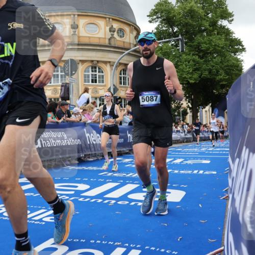 29.06.2025 - hella hamburg halbmarathon Strokosch-Dieckow http://msf.ph/oto/8296918 29.06.2025 10:52:15 Ziel 2397, 4140, 4419, 4587, 4837, 5032, 5087, 5482, 6164, 6897, 7896, 9074, 9082, 12135, 13211, 13707, 13726, 14248, 14300, 15275, 15446, 16003, 16320, 16591, 17033, 17130, 17773, 18475 meine-sportfotos.de