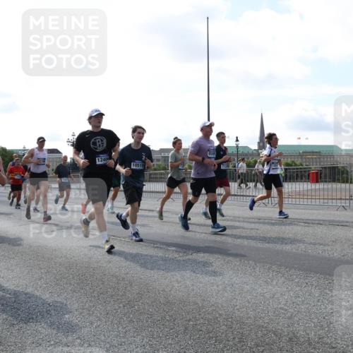 29.06.2025 - hella hamburg halbmarathon Lena Gebhardt http://msf.ph/oto/8296932 29.06.2025 09:59:19 Lombardsbrücke 1540, 4467, 5457, 12406, 10519, 1319, 1334, 1366, 1410, 1485, 1506, 1595, 1642, 1715, 1719, 1972, 2282, 2630, 2741, 2911, 3037, 3112, 3334, 3715, 4467, 4839, 5299, 5391, 5420, 5457, 5458, 5465, 5492, 5866, 6390, 6399, 6414, 6415, 6416, 6629, 7033, 7037, 7129, 7130, 7232, 7395, 7732, 7833, 7864, 8068, 8509, 8520, 8542, 8652, 8721, 8772, 8798, 8846, 8929, 9488, 9655, 9727, 9770, 9884, 9903, 9907, 9922, 10020, 10266, 10488 meine-sportfotos.de