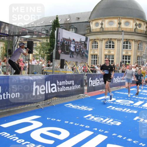 29.06.2025 - hella hamburg halbmarathon Michael Strokosch http://msf.ph/oto/8296933 29.06.2025 10:57:14 Ziel 1387, 1877, 4167, 4261, 4940, 9577, 9884, 11590, 11612, 13750, 14139, 14588, 15110, 15664, 15726, 17617, 17660, 17993, 18208, 19184 meine-sportfotos.de