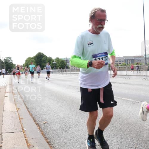 29.06.2025 - hella hamburg halbmarathon Lena Gebhardt http://msf.ph/oto/8296944 29.06.2025 10:12:00 Lombardsbrücke 1062, 1328, 1531, 1790, 1866, 1992, 2661, 3363, 3746, 4227, 5379, 5605, 7474, 7571, 8115, 8807, 8810, 9191, 9253, 9428, 9705, 10042, 10409, 10428, 11321, 11507, 11509, 11525, 11537, 11581, 11917, 12473, 13171, 13177, 13203, 13542, 13939, 13958, 14008, 14060, 14196, 14313, 14384, 15137, 15945, 16379, 16976, 17080, 17638, 17774, 17866, 18261, 18278, 18395, 18429, 18655 meine-sportfotos.de