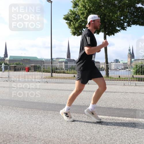 29.06.2025 - hella hamburg halbmarathon Lena Gebhardt http://msf.ph/oto/8296965 29.06.2025 09:46:47 Lombardsbrücke 1053, 1344, 1396, 1411, 1577, 1889, 2243, 3005, 3955, 4477, 4944, 5048, 5152, 5193, 5660, 6683, 7080, 7466, 7534, 7622, 7628, 7867, 7901, 8312, 8323, 8784, 8864, 10298, 10477, 10865, 10927, 10929, 11230, 11304, 11661, 11898, 12447, 12899, 12987, 13199, 13252, 13493, 13494, 13617, 13729, 13961, 14069, 14276, 14310, 14385, 15902, 16065, 16140, 16243, 16811, 16931, 16957 meine-sportfotos.de