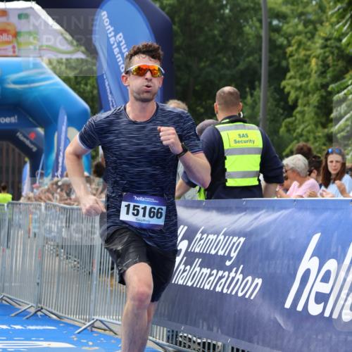 29.06.2025 - hella hamburg halbmarathon Strokosch-Dieckow http://msf.ph/oto/8297110 29.06.2025 10:17:55 Ziel 14932, 15166, 19072 meine-sportfotos.de