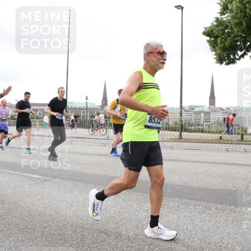 29.06.2025 - hella hamburg halbmarathon Lena Gebhardt http://msf.ph/oto/8297116 29.06.2025 10:56:11 Lombardsbrücke 6494, 8532, 1113, 1738, 1909, 2095, 2793, 2915, 3101, 3257, 3268, 3953, 3987, 4083, 4265, 4354, 4470, 4473, 4836, 4896, 5220, 5306, 5575, 5580, 5693, 5757, 5994, 6055, 6056, 6113, 6257, 6494, 6594, 6690, 6968, 7025, 7028, 7090, 7516, 7616, 7711, 7969, 8005, 8110, 8305, 8517, 8532, 8533, 8648, 8766, 9383, 9435, 9548, 9606, 9838, 9861, 9865, 9948, 9953, 9956, 10436, 10438, 10449, 10640, 10740, 10784, 10987, 11903, 11962, 11963 meine-sportfotos.de