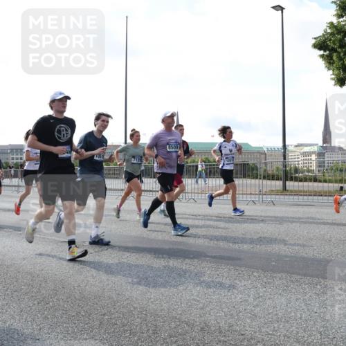 29.06.2025 - hella hamburg halbmarathon Lena Gebhardt http://msf.ph/oto/8297130 29.06.2025 09:59:19 Lombardsbrücke 4467, 12186, 10519, 7129, 8509, 16, 1319, 1334, 1366, 1410, 1485, 1506, 1595, 1642, 1715, 1719, 1972, 2282, 2630, 2741, 2911, 3037, 3112, 3334, 3715, 4467, 4839, 5299, 5391, 5420, 5457, 5458, 5465, 5492, 5866, 6390, 6399, 6414, 6415, 6416, 6629, 7033, 7037, 7129, 7130, 7232, 7395, 7732, 7833, 7864, 8068, 8509, 8520, 8542, 8652, 8721, 8772, 8798, 8846, 8929, 9488, 9655, 9727, 9770, 9884, 9903, 9907, 9922, 10020, 10266, 10488 meine-sportfotos.de