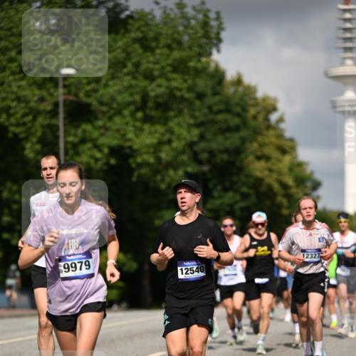 29.06.2025 - hella hamburg halbmarathon Dr. Thomas Lammeyer http://msf.ph/oto/8297168 29.06.2025 09:53:41 Kennedybrücke 1615, 1675, 1688, 1803, 2415, 2568, 2826, 3332, 3431, 3530, 4528, 4823, 5409, 5436, 5791, 5803, 6458, 6529, 6682, 7495, 7774, 7796, 8450, 8629, 8925, 9017, 9294, 9302, 9711, 9979, 10218, 10894, 10922, 11379 meine-sportfotos.de